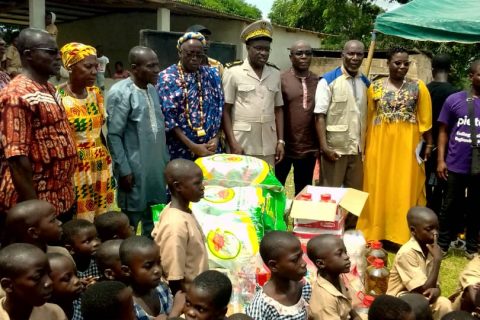 Lebensmittelspenden für die Schulkantine in M’Bérié